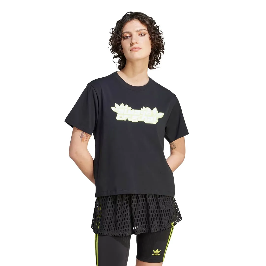 adidas - Women's Originals Graphics Regular T-Shirt (IK0496) Eco Certified Textiles NonRestrictive Cut