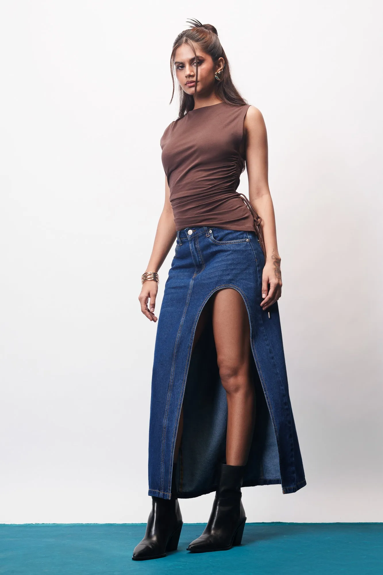 Chic Blue Curved Slit Women's Denim Midi Skirt Polished Cut