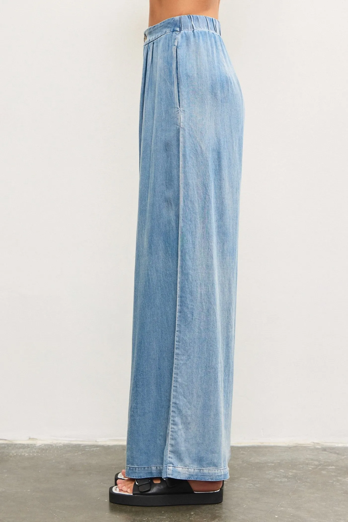 MADDIE DENIM WIDE-LEG PANTS Back pockets Relaxed Look