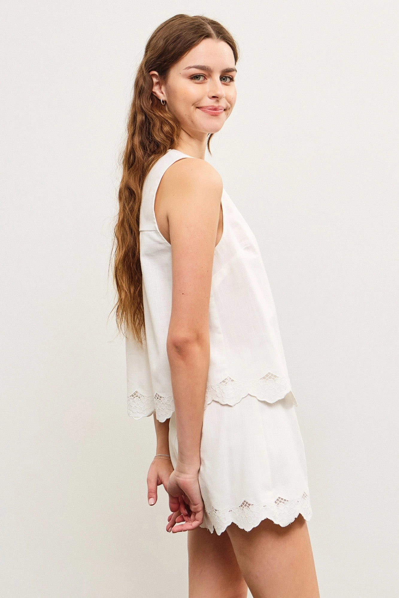 NORA SCALLOP EMBROIDERED EDGE TOP High Edge Durability